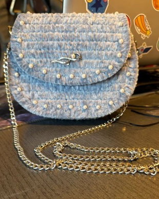 Geanta handmade din fir de catifea gri cu perle si lant, poseta eleganta de umar / crossbody
