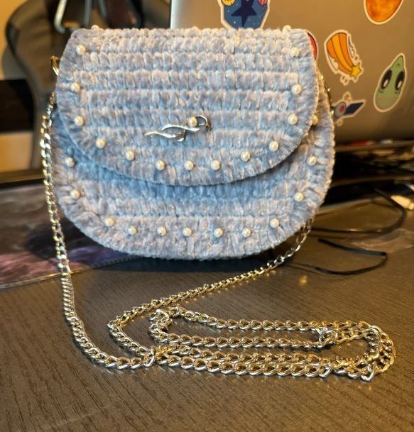 Geanta handmade din fir de catifea gri cu perle si lant, poseta eleganta de umar / crossbody