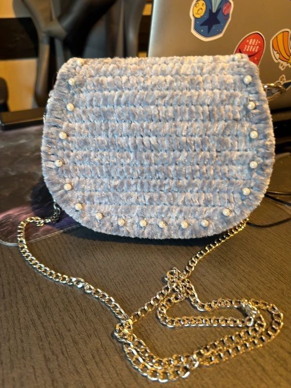 Geanta handmade din fir de catifea gri cu perle si lant, poseta eleganta de umar / crossbody