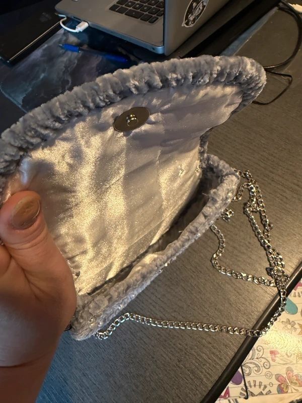Geanta handmade din fir de catifea gri cu perle si lant, poseta eleganta de umar / crossbody
