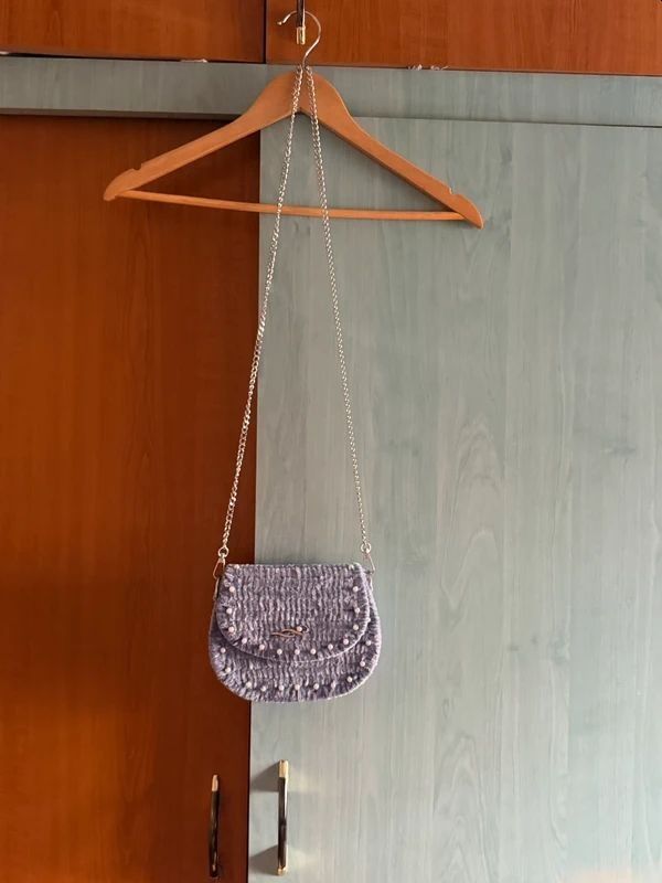 Geanta handmade din fir de catifea gri cu perle si lant, poseta eleganta de umar / crossbody