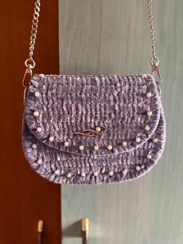 Geanta handmade din fir de catifea gri cu perle si lant, poseta eleganta de umar / crossbody