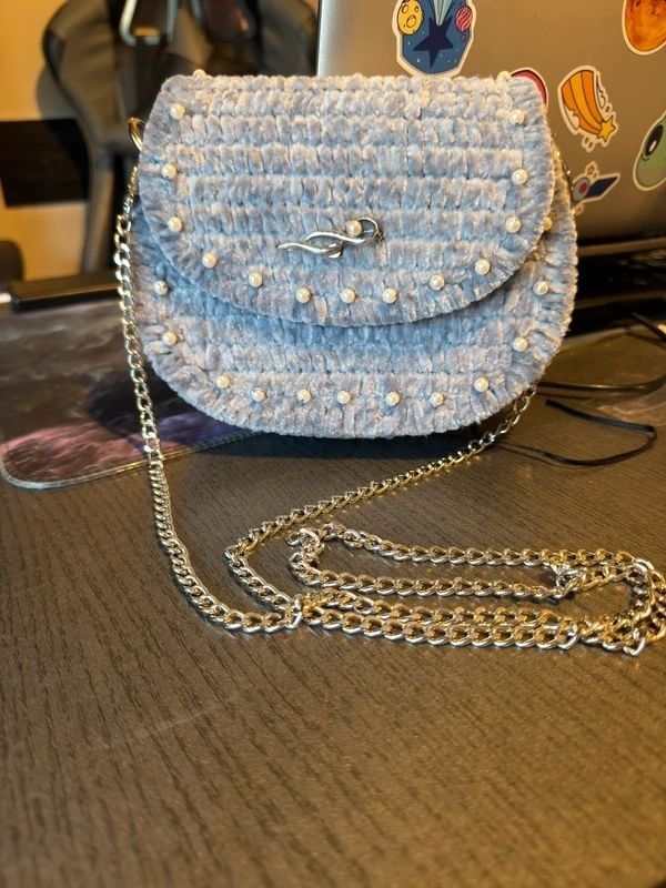 Geanta handmade din fir de catifea gri cu perle si lant, poseta eleganta de umar / crossbody