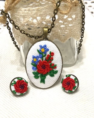 Set, colier si cercei cu broderie  manuala