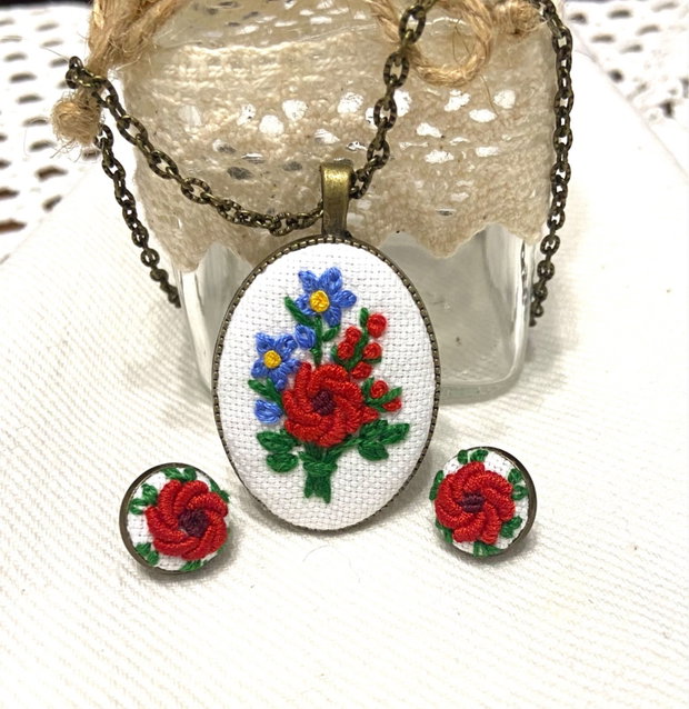 Set, colier si cercei cu broderie manuala