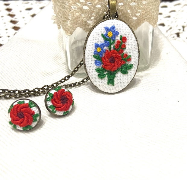 Set, colier si cercei cu broderie manuala