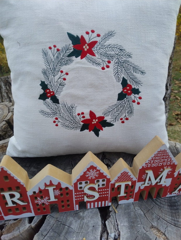 Pernă decorativă premium din in pre-spălat, cu coroniță de Crăciun brodată  AYA HOME