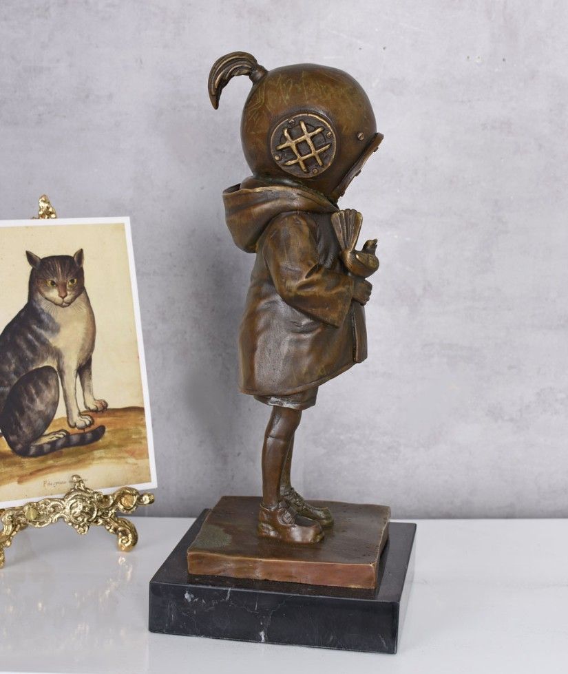 Fetita scafandru-statueta din bronz cu soclu marmura
