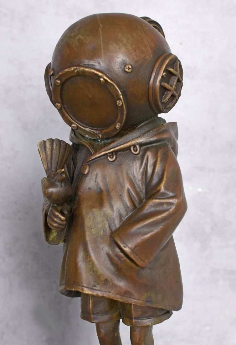 Fetita scafandru-statueta din bronz cu soclu marmura