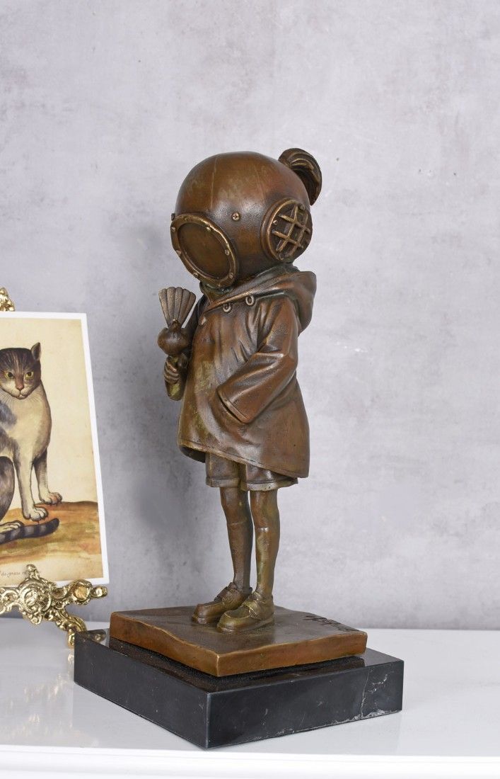 Fetita scafandru-statueta din bronz cu soclu marmura