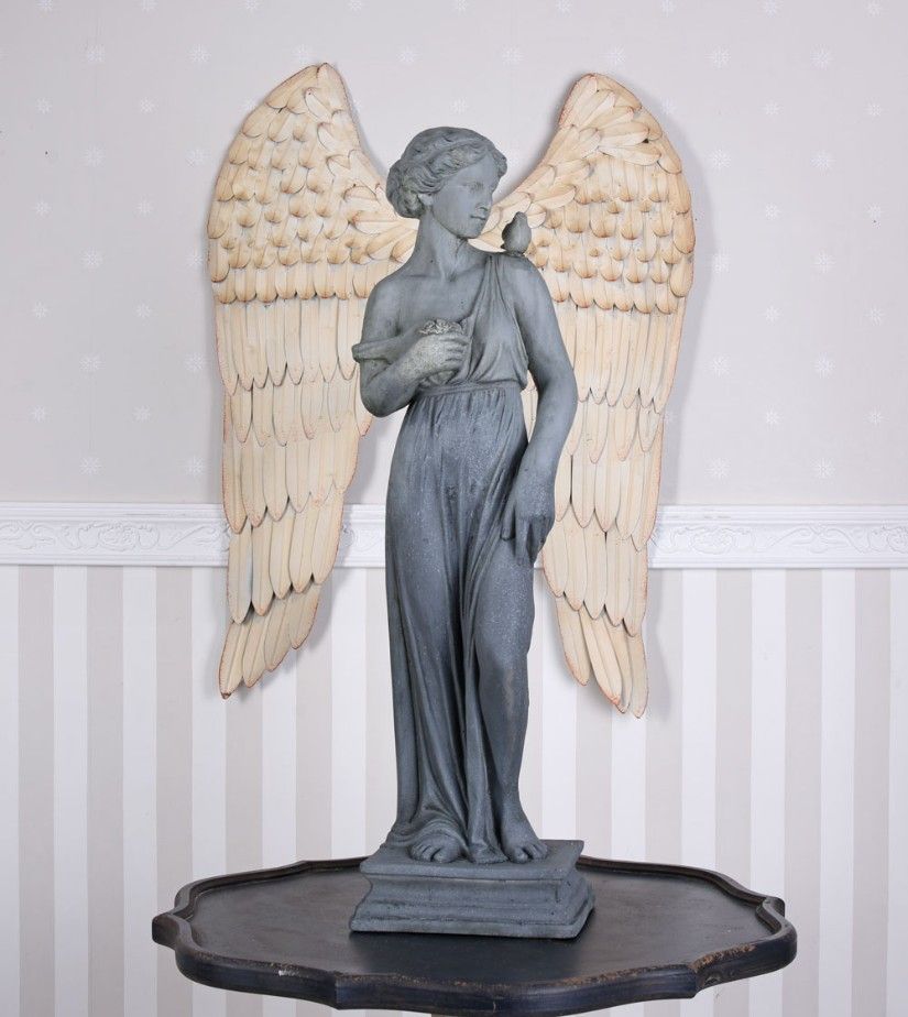 Statueta de gradina din rasini cu o femeie