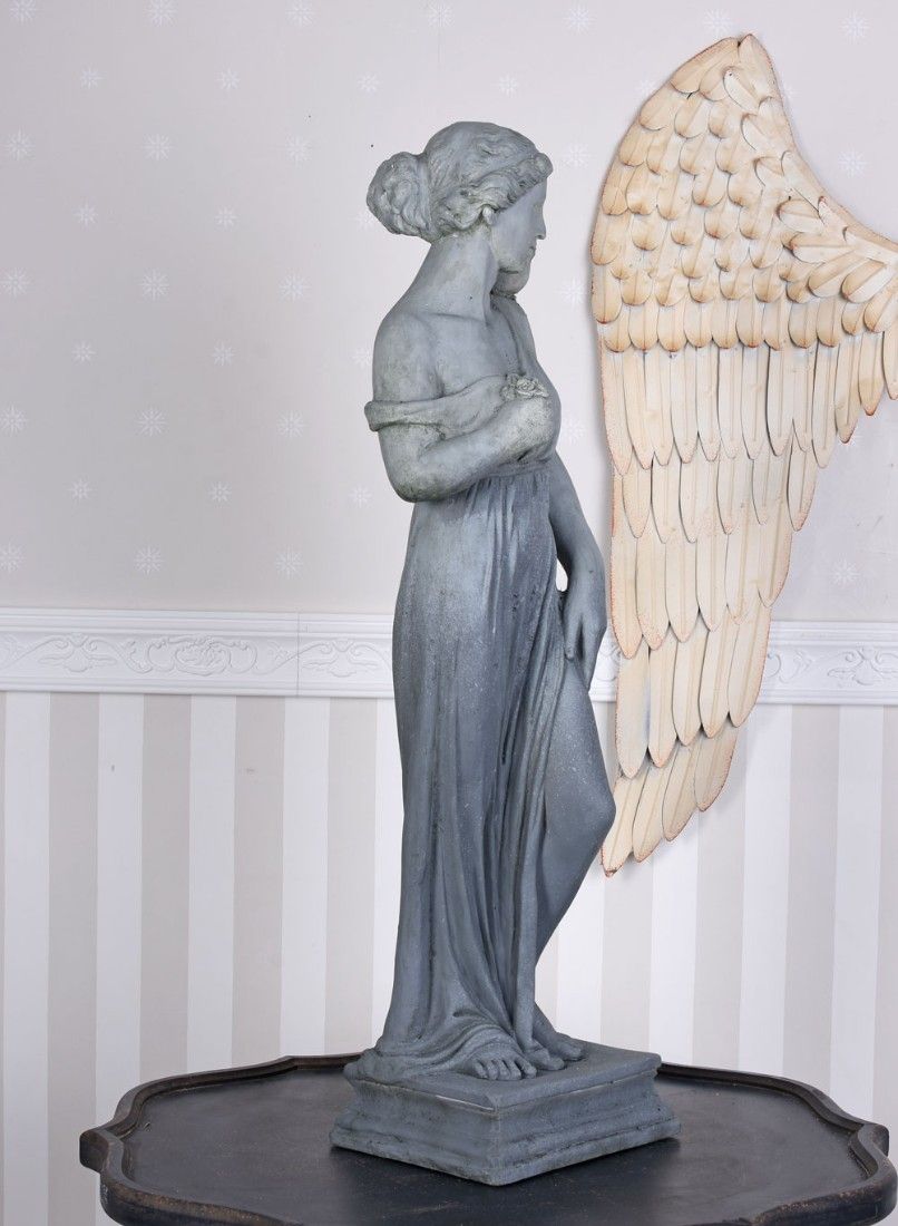 Statueta de gradina din rasini cu o femeie