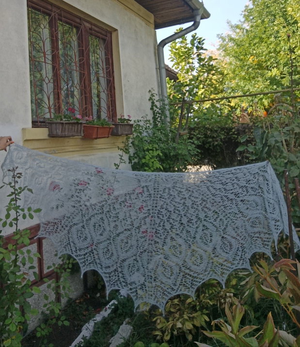 Sal semicerc galben pai, tricotat manual din mohair cu matase