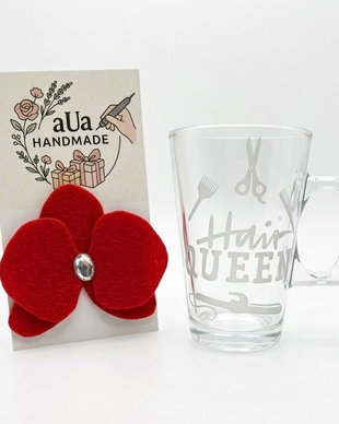Set Cadou pentru coafeza, Cana sticla gravata manual Hair Queen si Brosa orhidee din fetru rosu