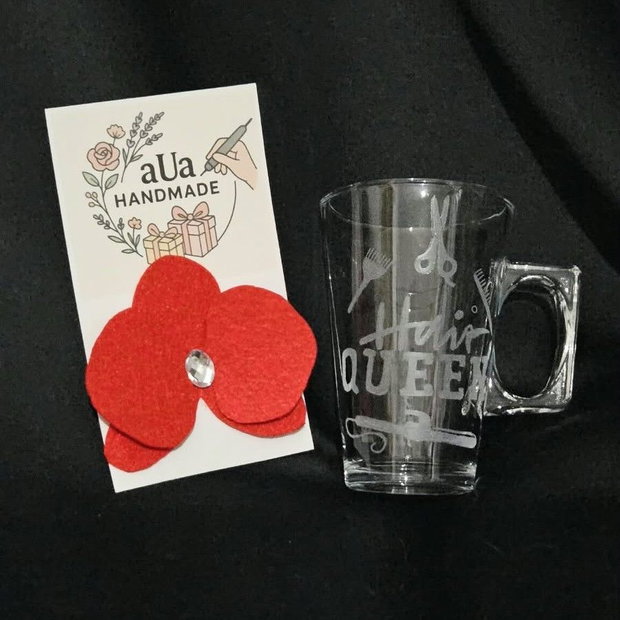 Set Cadou pentru coafeza, Cana sticla gravata manual Hair Queen si Brosa orhidee din fetru rosu