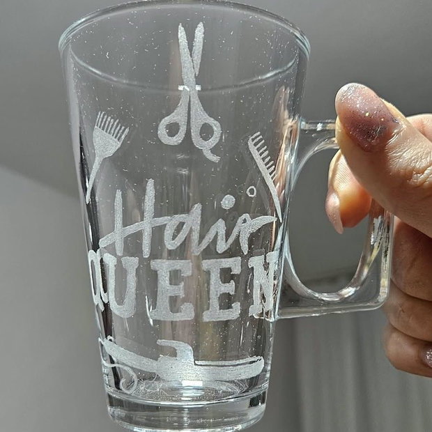 Set Cadou pentru coafeza, Cana sticla gravata manual Hair Queen si Brosa orhidee din fetru rosu
