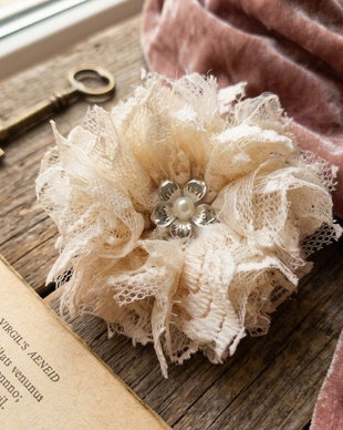 Accesoriu versatil 2 în 1 (Broșă & Agrafă de păr) din dantelă bej cu floare metalică și perlă  Stil Vintage / Romantic