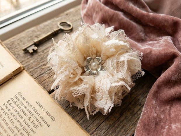 Accesoriu versatil 2 în 1 (Broșă & Agrafă de păr) din dantelă bej cu floare metalică și perlă Stil Vintage / Romantic