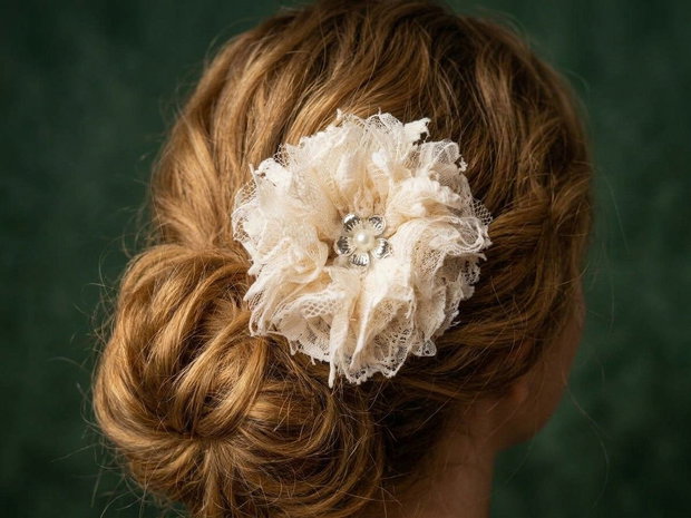 Accesoriu versatil 2 în 1 (Broșă & Agrafă de păr) din dantelă bej cu floare metalică și perlă Stil Vintage / Romantic