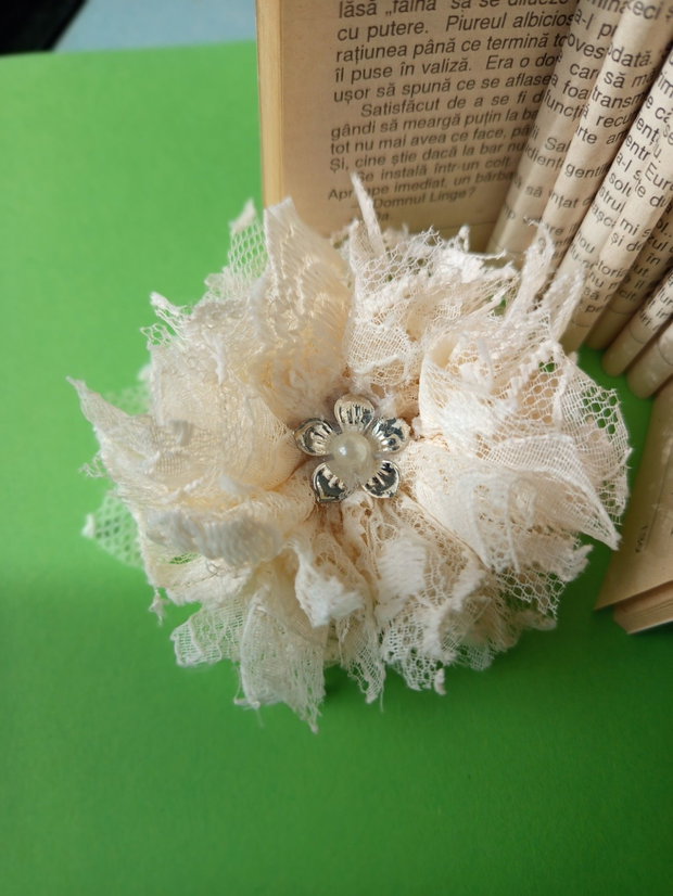 Accesoriu versatil 2 în 1 (Broșă & Agrafă de păr) din dantelă bej cu floare metalică și perlă Stil Vintage / Romantic