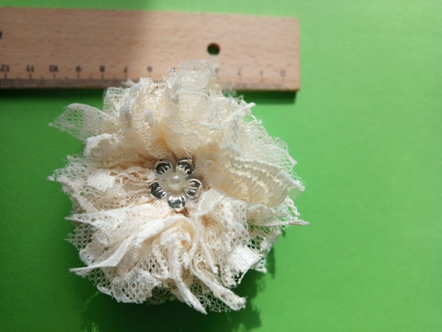 Accesoriu versatil 2 în 1 (Broșă & Agrafă de păr) din dantelă bej cu floare metalică și perlă Stil Vintage / Romantic