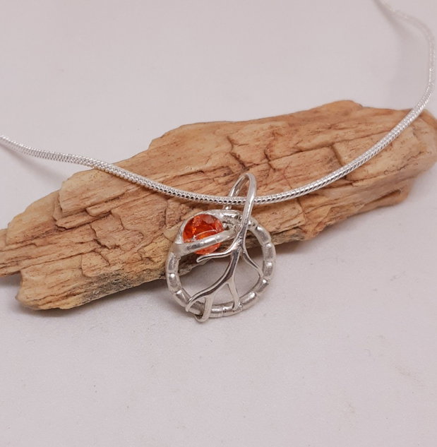 Pandantiv unicat din argint fin, cu design floral si un cristal Cubic Zirconia portocaliu