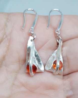 Cercei unicat din argint fin, cu design fluid si cristale Cubic Zirconia portocalii