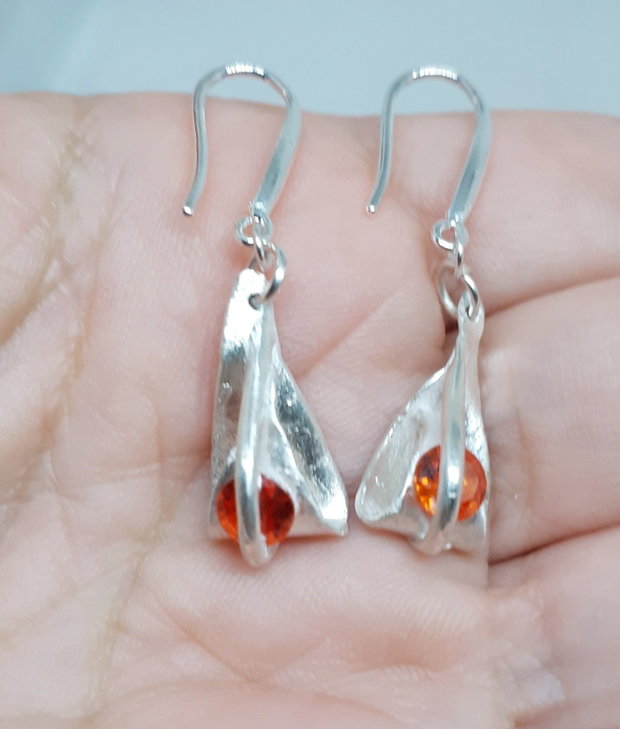 Cercei unicat din argint fin, cu design fluid si cristale Cubic Zirconia portocalii