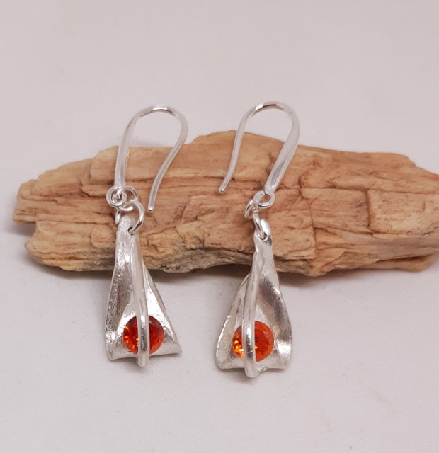 Cercei unicat din argint fin, cu design fluid si cristale Cubic Zirconia portocalii