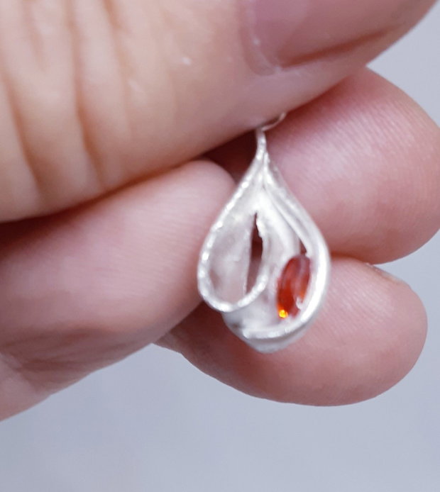 Cercei unicat din argint fin, cu design fluid si cristale Cubic Zirconia portocalii