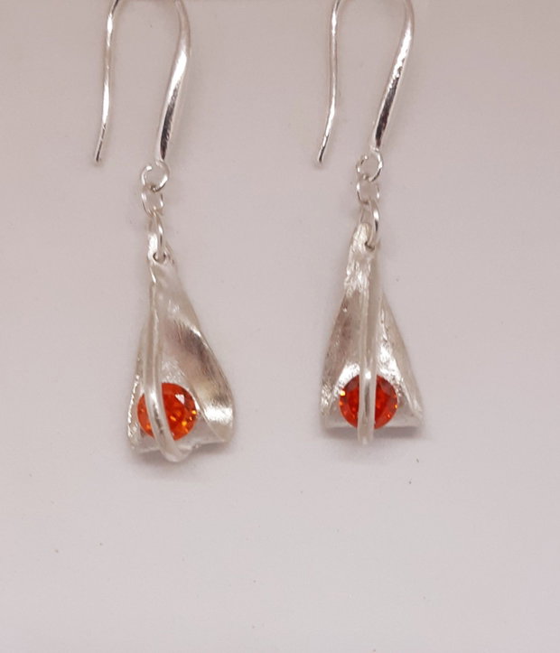 Cercei unicat din argint fin, cu design fluid si cristale Cubic Zirconia portocalii