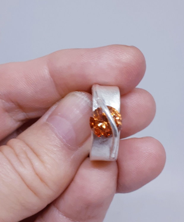 Inel unicat din argint fin, cu design fluid si cristal Cubic Zirconia portocaliu