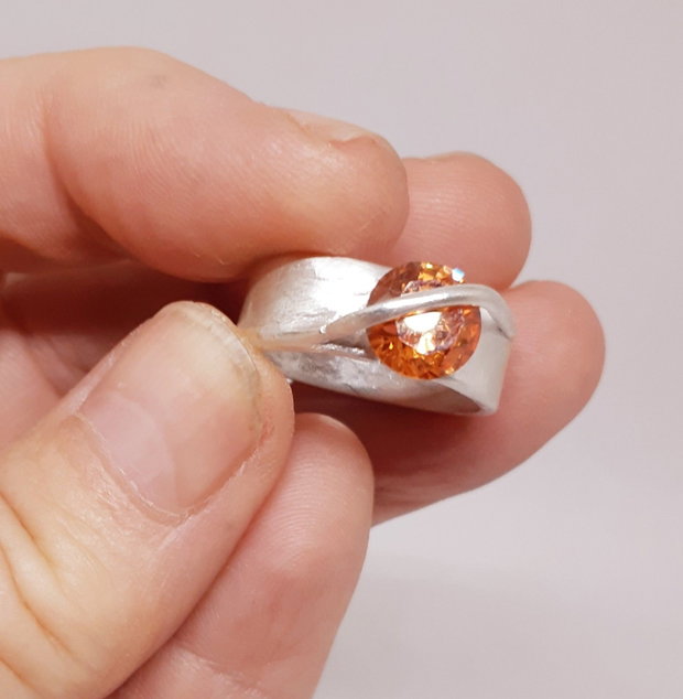 Inel unicat din argint fin, cu design fluid si cristal Cubic Zirconia portocaliu