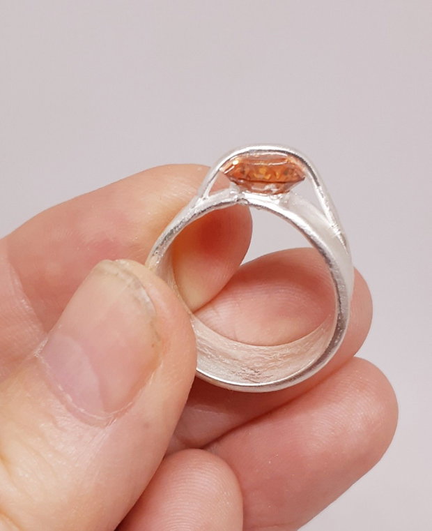 Inel unicat din argint fin, cu design fluid si cristal Cubic Zirconia portocaliu