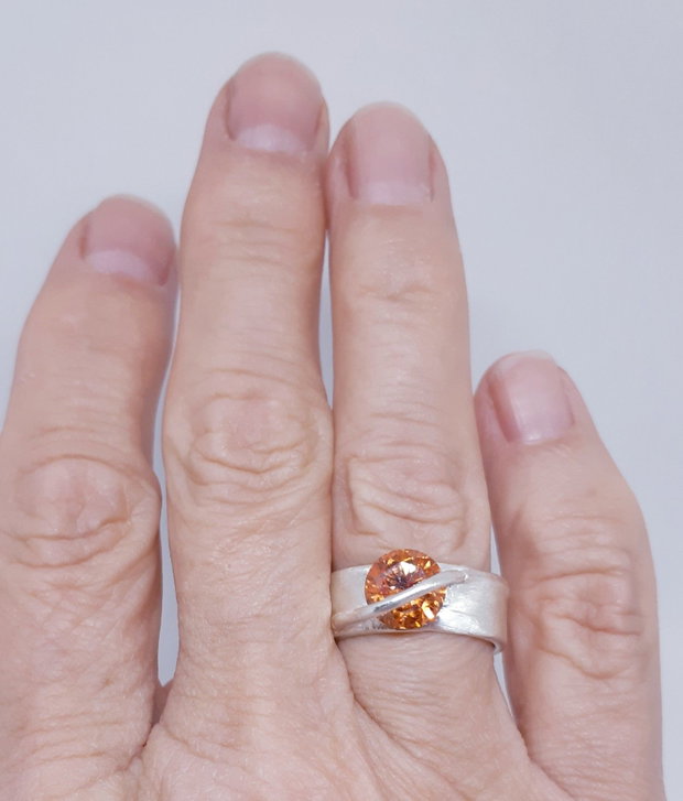 Inel unicat din argint fin, cu design fluid si cristal Cubic Zirconia portocaliu
