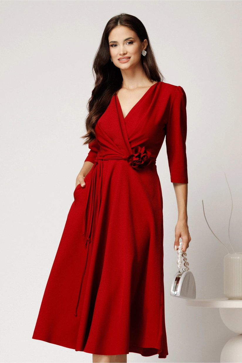 Rochie midi bordo din stofa in clos cu floare in talie