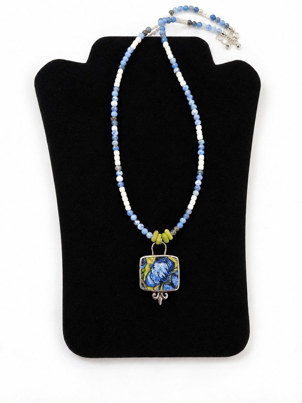 Colier "Royal Iris" cu pandantiv din argint, sodalit, coral vopsit si fragment de portelan
