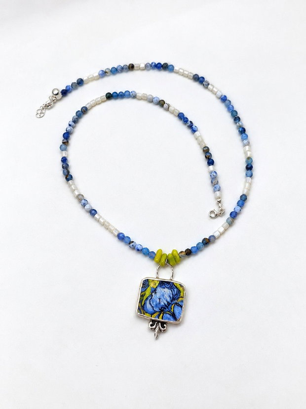 Colier "Royal Iris" cu pandantiv din argint, sodalit, coral vopsit si fragment de portelan