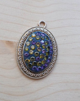 Pandantiv oval vintage cu strasuri multicolore