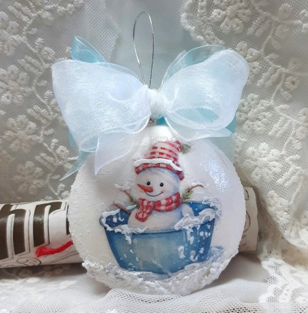 Glob decorat manual - O iarna vesela cu povesti de Craciun