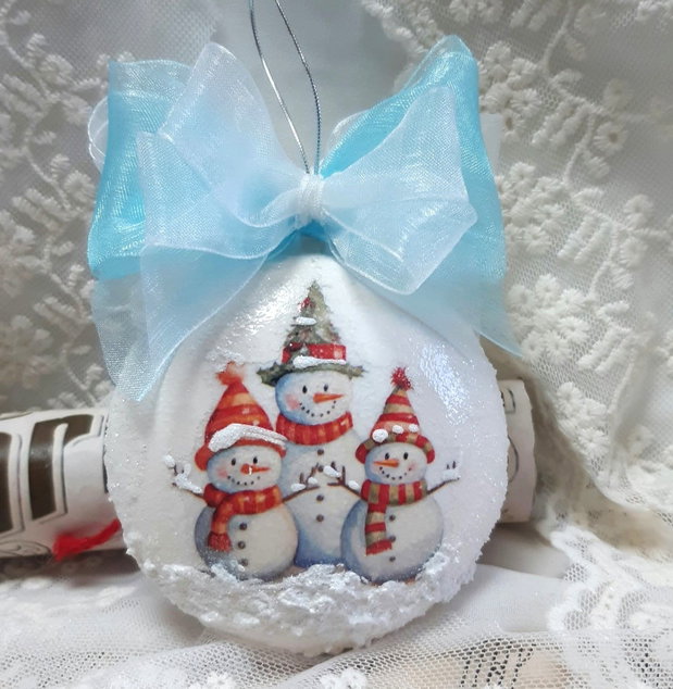 Glob decorat manual - O iarna vesela cu povesti de Craciun