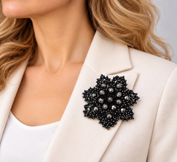 Broșă handmade din dantelă frivolite, mătase neagră, mărgele Preciosa Ornela și hematit Eleganță în negru