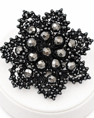 Broșă handmade din dantelă frivolite, mătase neagră, mărgele Preciosa Ornela și hematit  Eleganță în negru