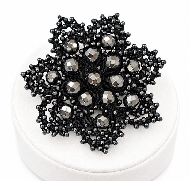 Broșă handmade din dantelă frivolite, mătase neagră, mărgele Preciosa Ornela și hematit Eleganță în negru