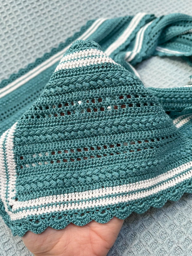 Esarfa albastra cu alb, crosetata manual