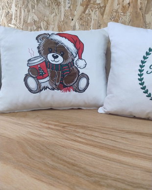 **PERNUTE DECORATIVE BRODATE  Ursuletul de Craciun - CADOURI CU SUFLET!**