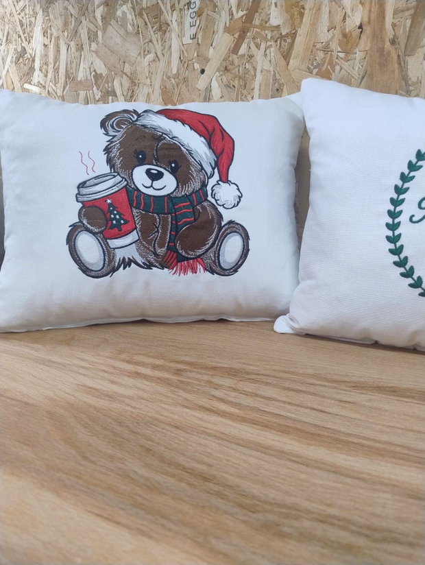 **PERNUTE DECORATIVE BRODATE Ursuletul de Craciun - CADOURI CU SUFLET!**