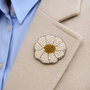 Broșă margaretă cusută manual din mărgele | Broșă floare elegantă pentru rever