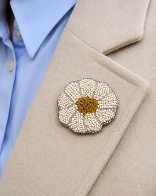 Broșă margaretă cusută manual din mărgele | Broșă floare elegantă pentru rever