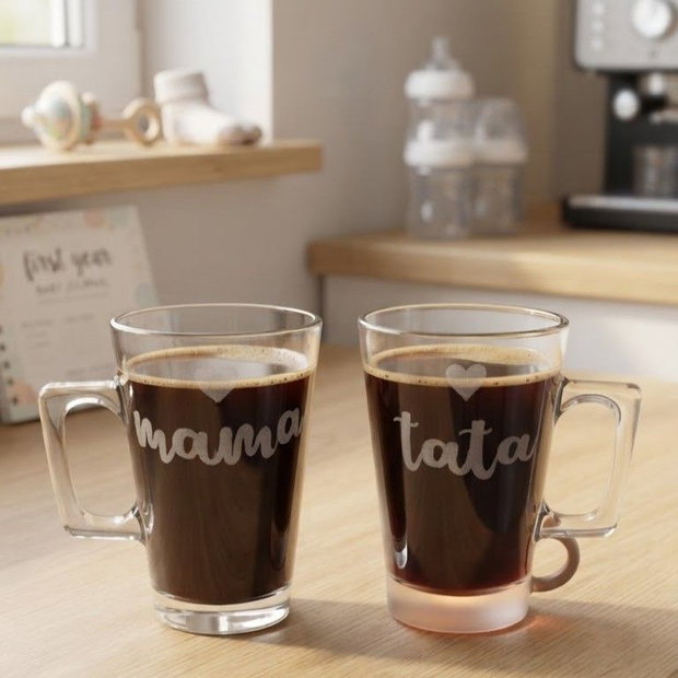 Set cadou pentru părinți sau proaspeți părinți, 2 căni gravate manual MAMA & TATA